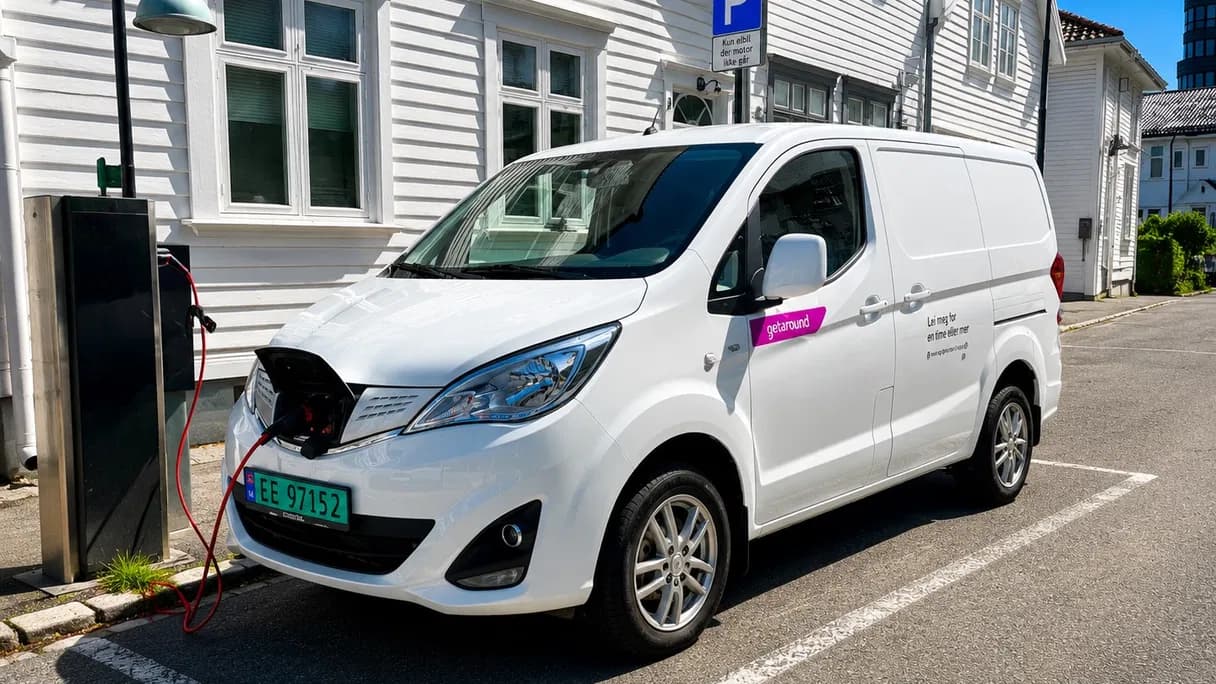 Hvit liten varebil sett skrått forfra